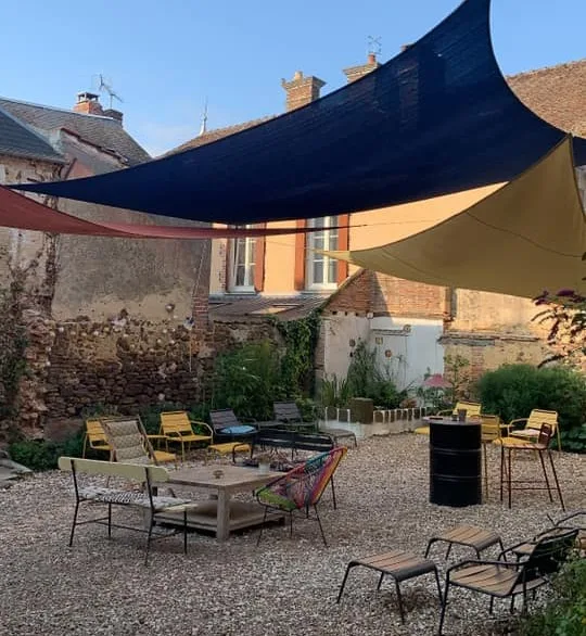 the courtyard of Point Bar in Saint Sauveur en Puisaye