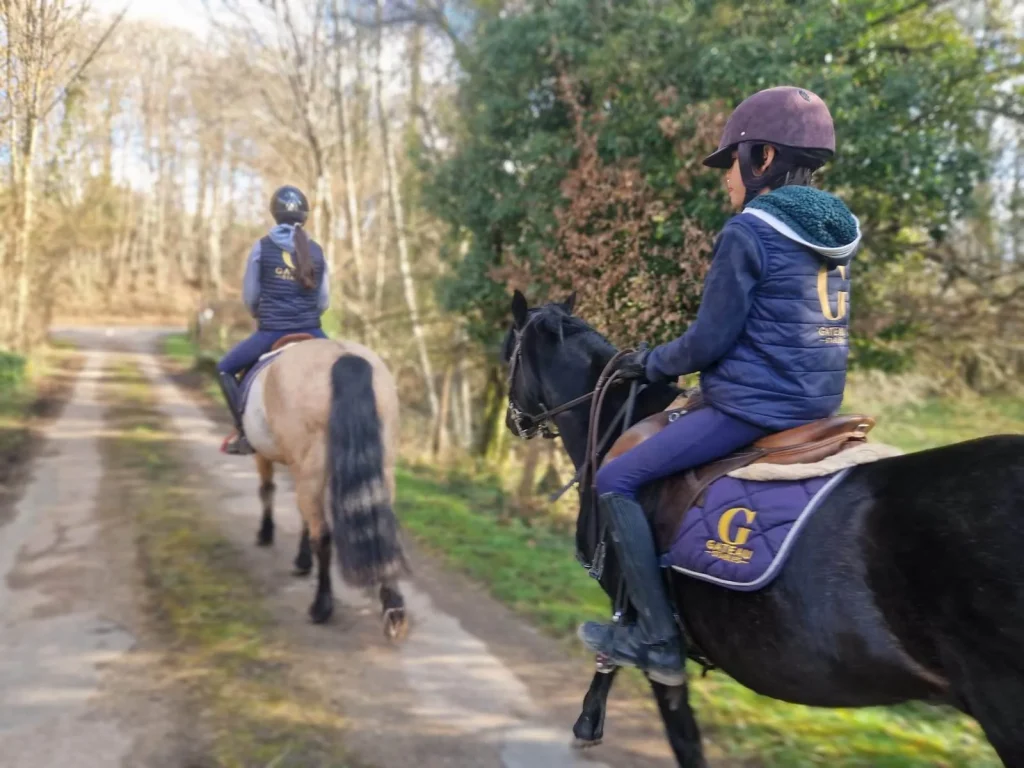 Horseback riding with friends on the paths of Puisaye Forterre