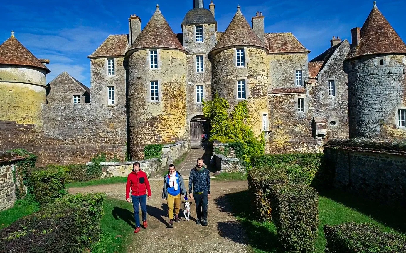 Randonneurs devant le château de Ratilly