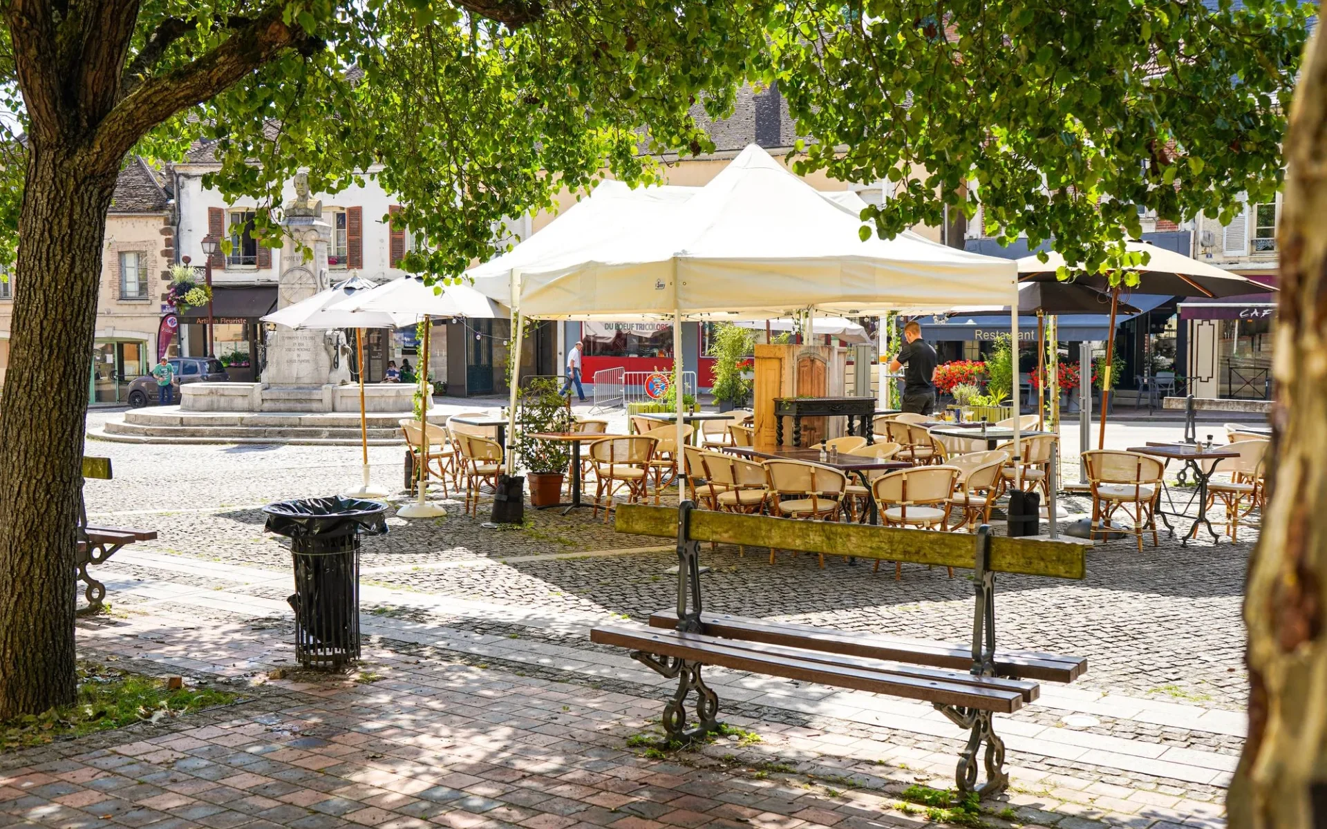 Centre ville de Toucy terrasse de restaurant