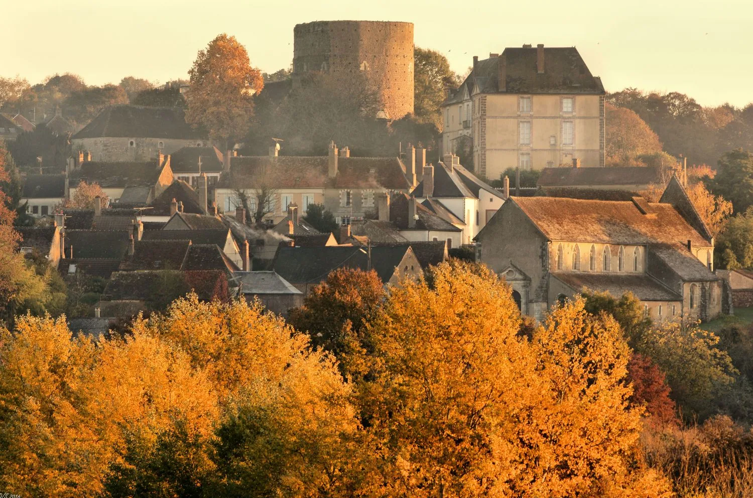 Village de Saint-Sauveur-en-Puisaye à l'automne en Puisaye-Forterre en Bourgogne, pays de Colette
