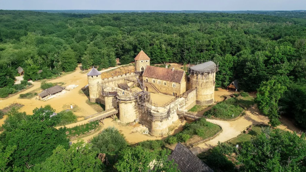 Vue aérienne du château de Guédelon en Puisaye en Bourgogne
