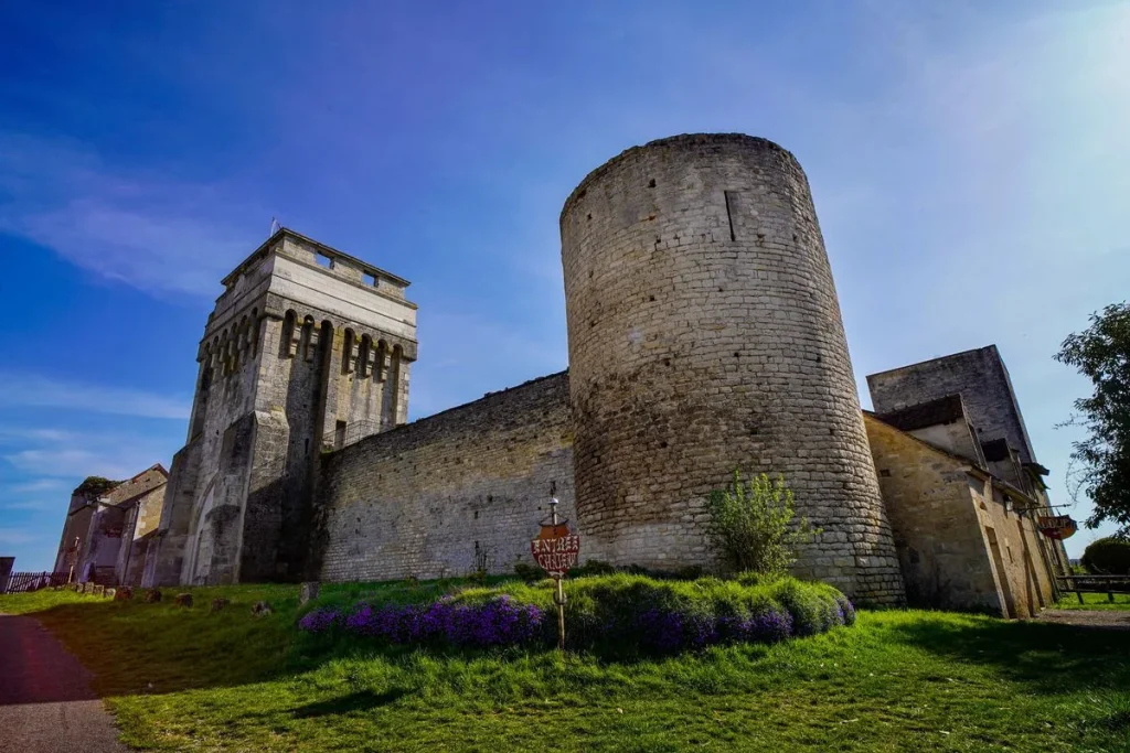 Château Fort de Druyes-les-Belles-Fontaines en Puisaye-Forterre près d'Auxerre en Bourgogne