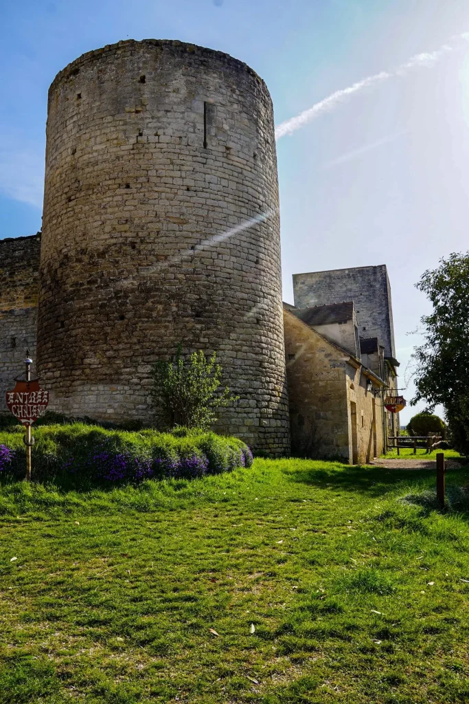 Château Fort de Druyes-les-Belles-Fontaines en Puisaye-Forterre près d'Auxerre en Bourgogne
