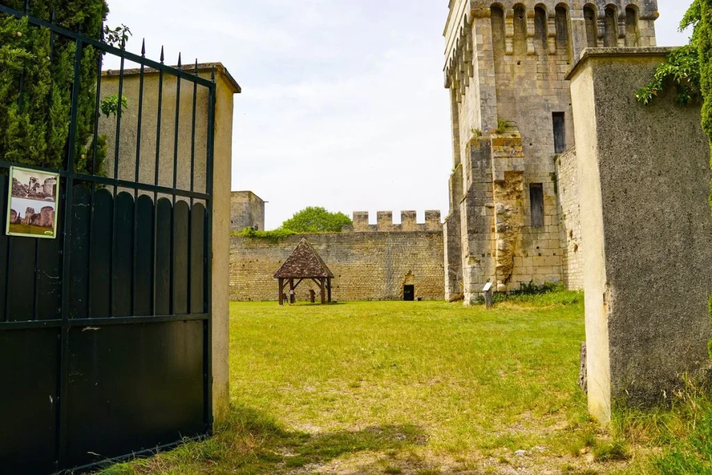 Château Fort de Druyes-les-Belles-Fontaines en Puisaye-Forterre près d'Auxerre en Bourgogne