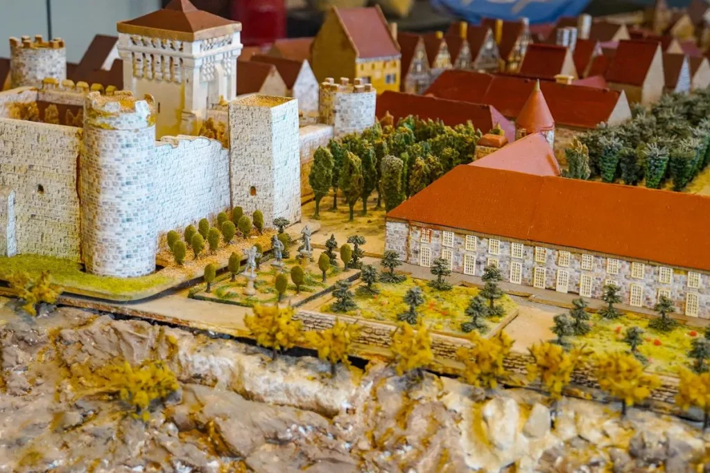 Maquette du Château Fort de Druyes-les-Belles-Fontaines en Puisaye-Forterre près d'Auxerre en Bourgogne (3)