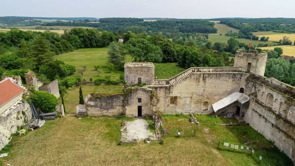 Château Fort de Druyes-les-Belles-Fontaines en Puisaye-Forterre près d'Auxerre en Bourgogne