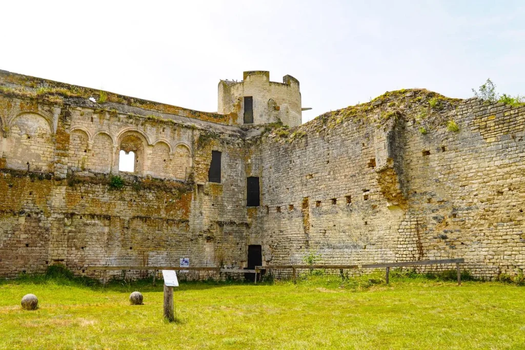 Château Fort de Druyes-les-Belles-Fontaines en Puisaye-Forterre près d'Auxerre en Bourgogne