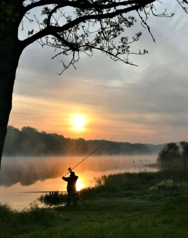 Pecheur sur les rives