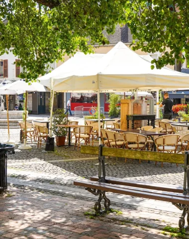 Centre ville de Toucy terrasse de restaurant