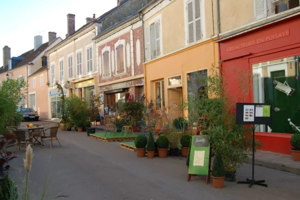 art in courtyards and gardens in Saint Sauveur en Puisaye