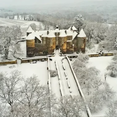 Vue aérienne du château de Ratilly en hiver avec de la neige