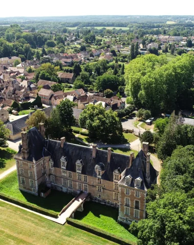 Le village et le Château de Saint-Amand-en-Puisaye depuis une vue aérienne
