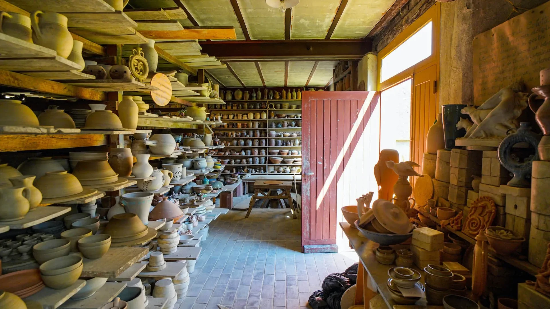 Des poteries en confection dans l'atelier de la Poterie de la Bâtisse