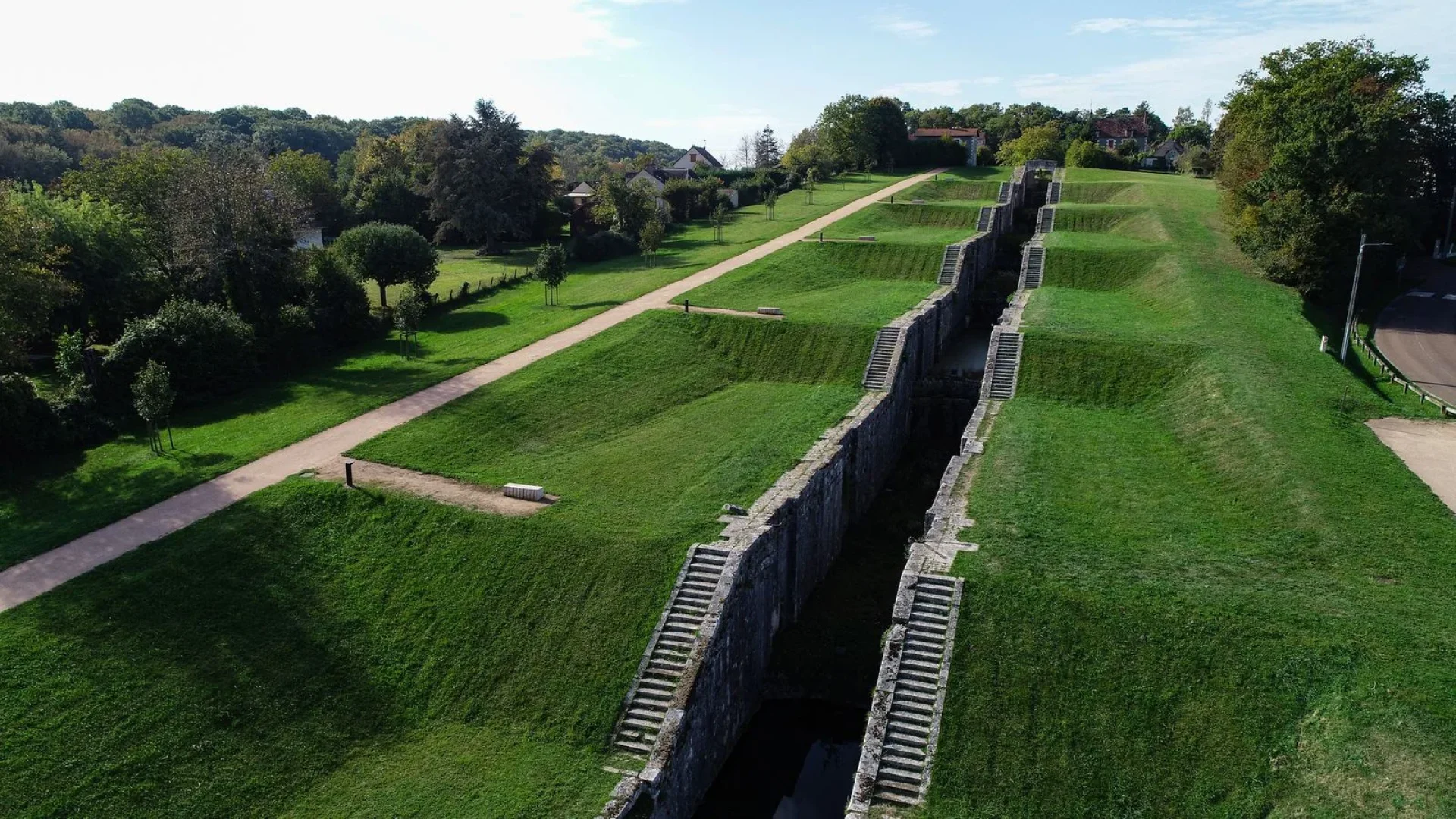 Les écluses de Rogny en descente sur le village