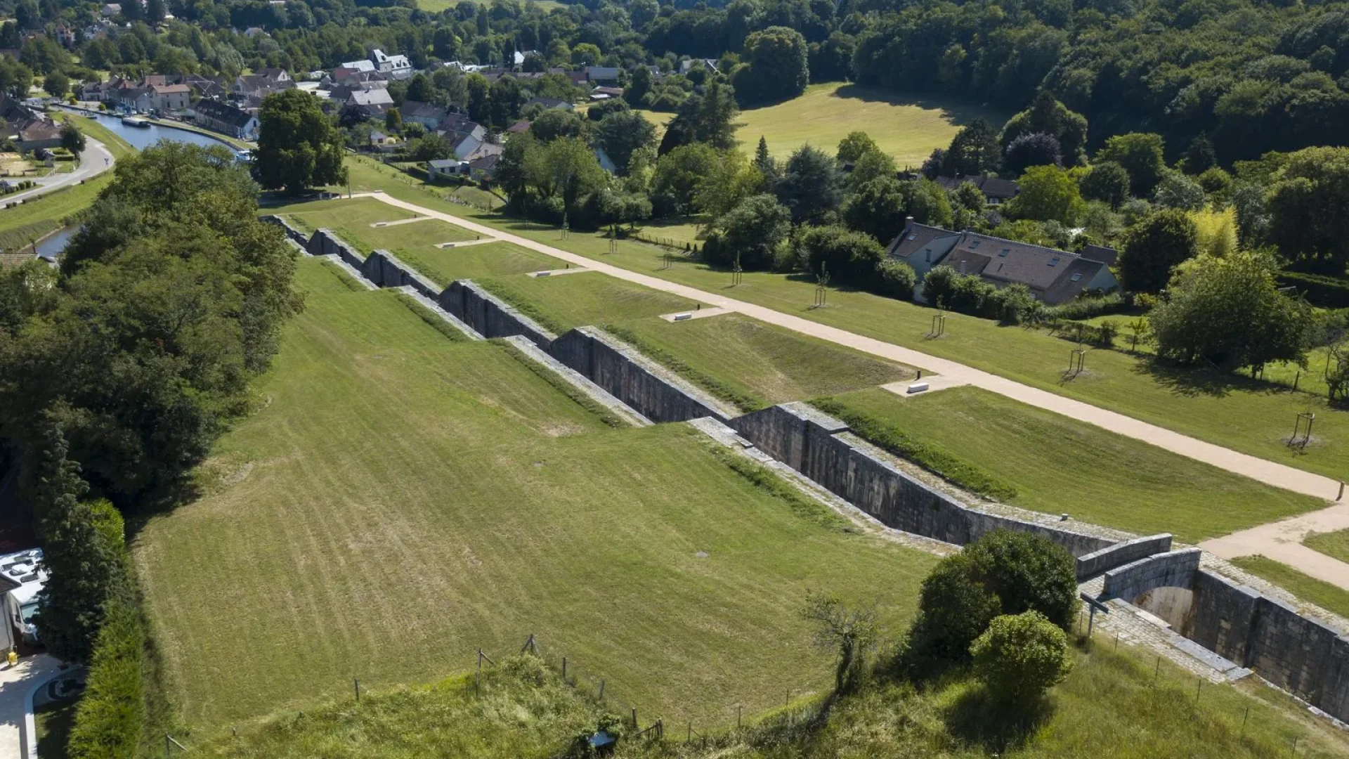 The seven locks of the village of Rogny-les-Sept-Écluses