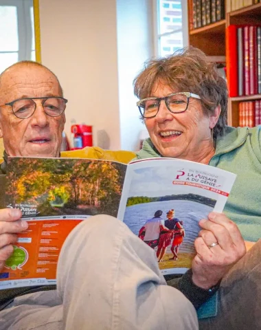 Couple qui regarde le guide touristique de Puisaye-Forterre