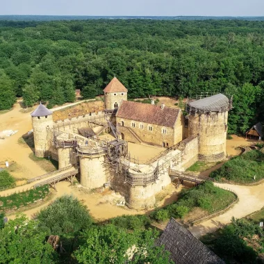 Vue aérienne du château de Guédelon en Puisaye en Bourgogne