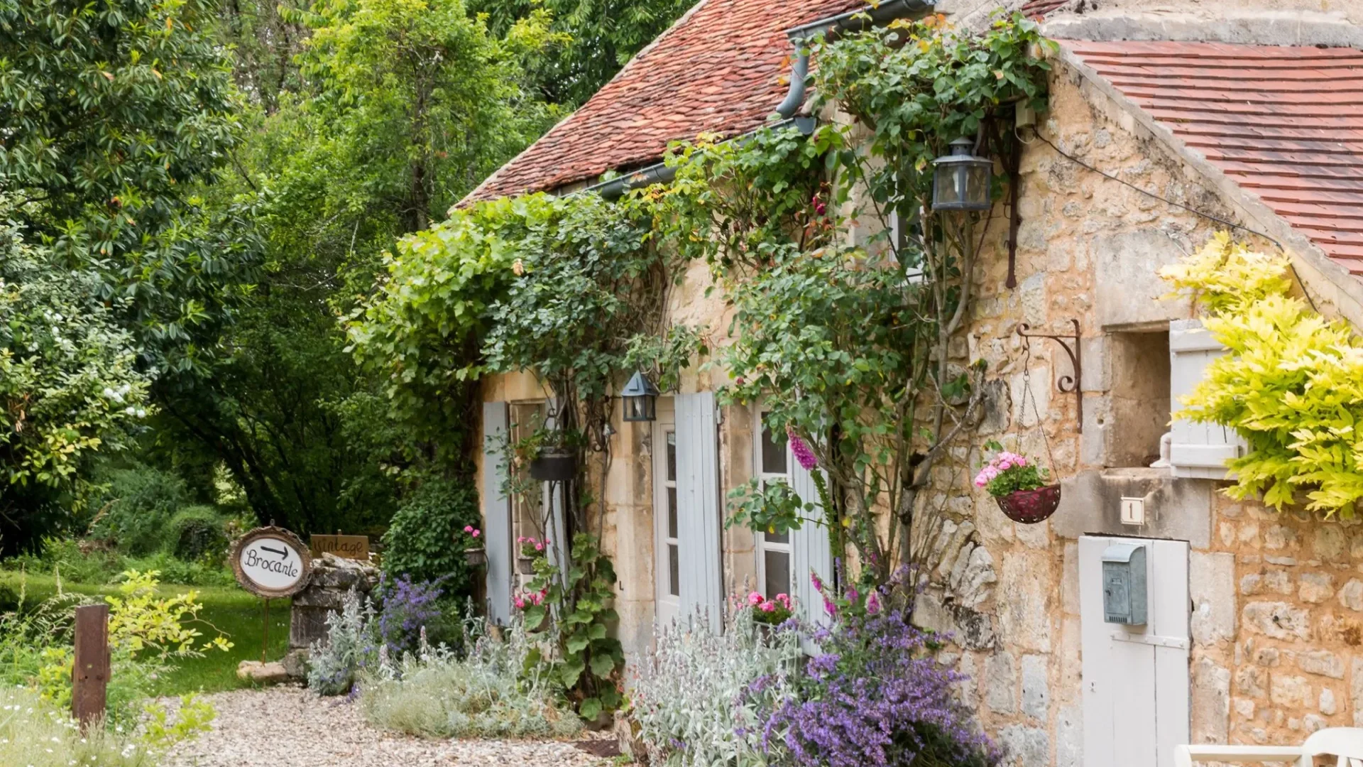 Brocante Druyes-les-Belles-Fontaines