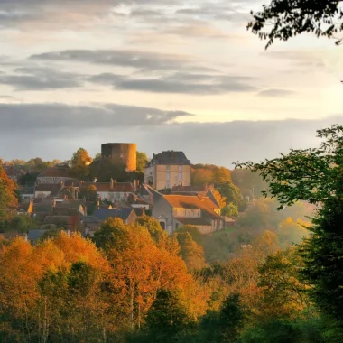 Village de Saint-Sauveur-en-Puisaye à l'automne