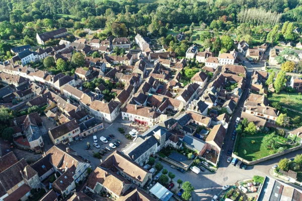 Vue aérienne du village de Saint-Sauveur en Puisaye