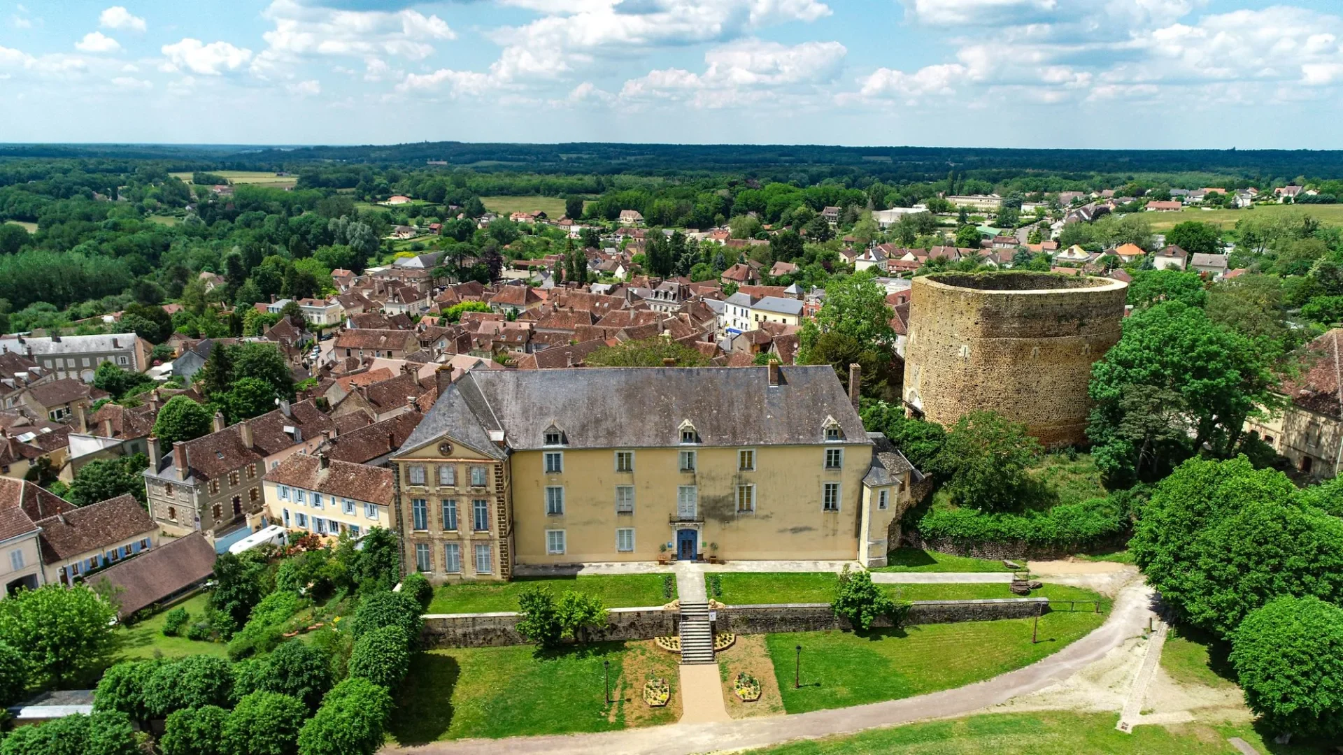 Saint-Sauveur-en-Puisaye its castle and its Sarrasine tower