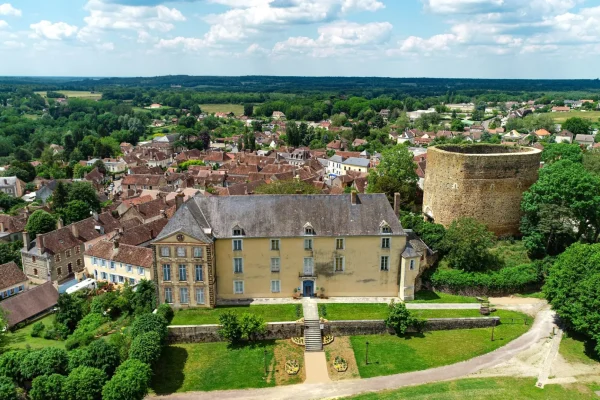 Saint-Sauveur-en-Puisaye its castle and its Sarrasine tower