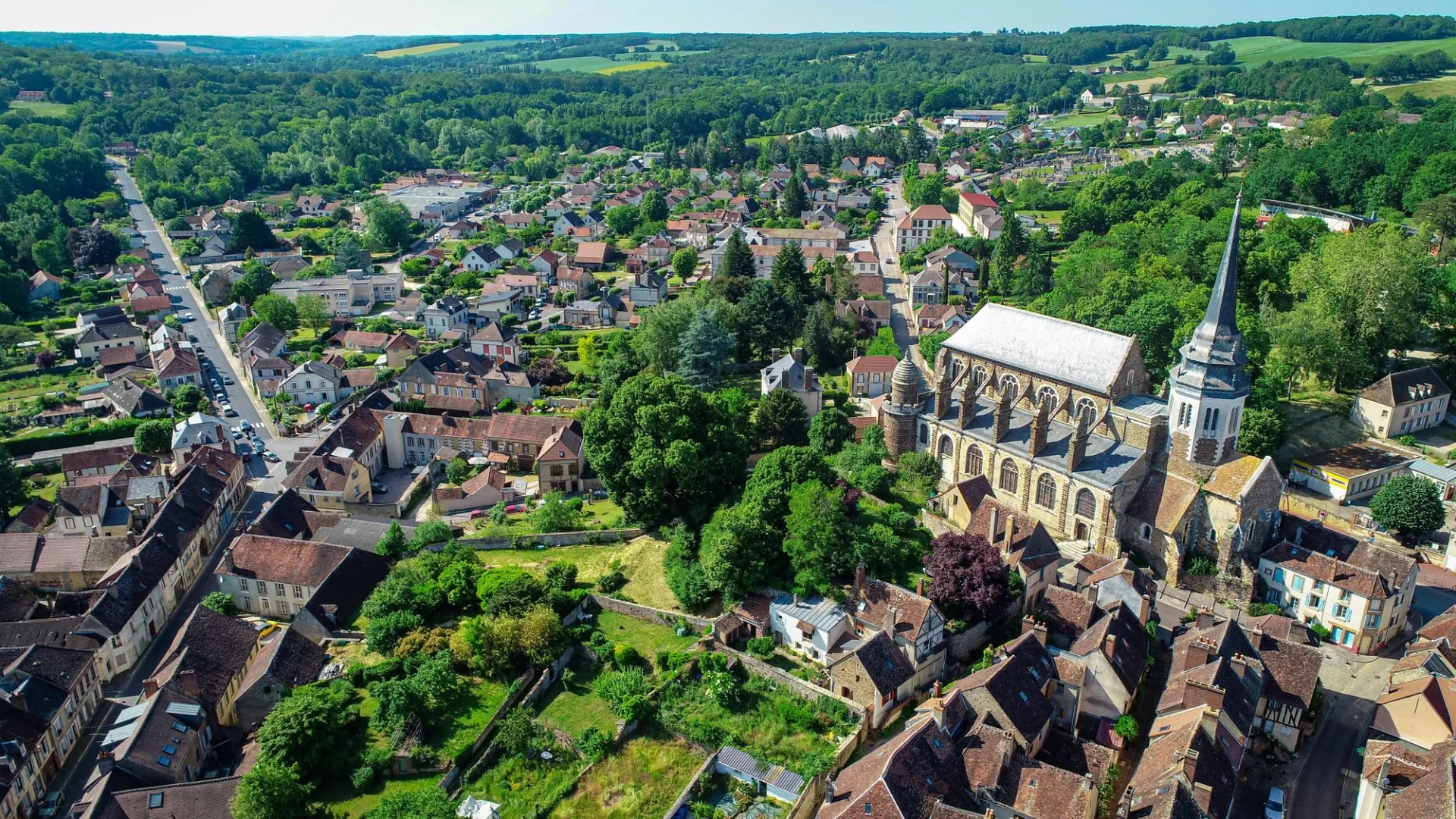 Vue aérienne de l'église de Toucy