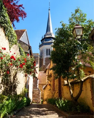 Paved street in Toucy