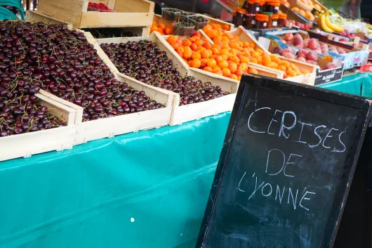 Stand de cerises de l'Yonne au marché de Toucy
