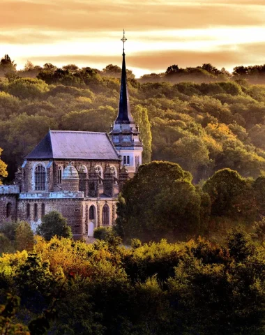 L'église de Toucy en automne