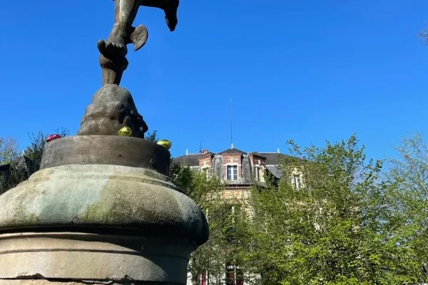 Chasse aux oeufs à Pâques dans le parc de la mairie de Charny