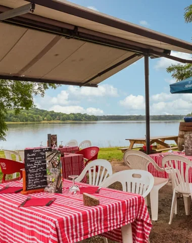 Auberge du Lac in Saint-Fargeau, terrace with lake view