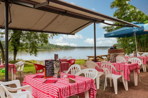 auberge du lac à Saint-Fargeau, terrasse avec vue sur le lac