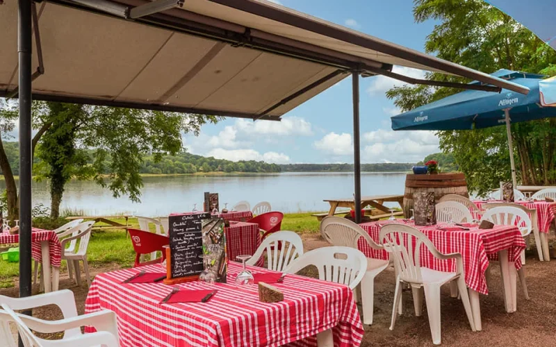auberge du lac à Saint-Fargeau, terrasse avec vue sur le lac