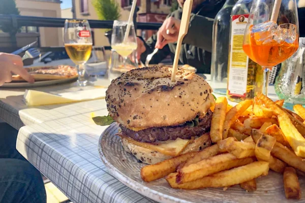 A burger or pizza on the terrace at Mée Coinchotte