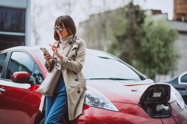 La voiture électrique se recharge