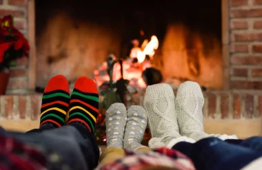 famille devant la cheminée en hiver