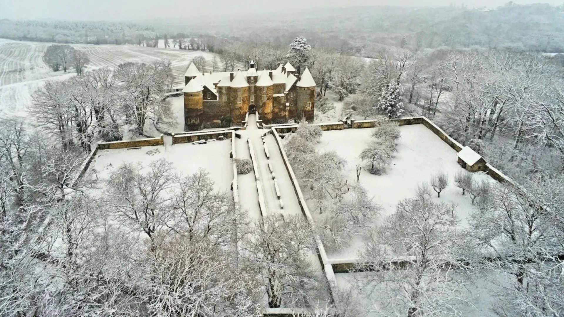 Le Château de Ratilly sous la neige à Treigny