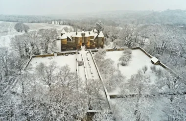 Le Château de Ratilly sous la neige à Treigny