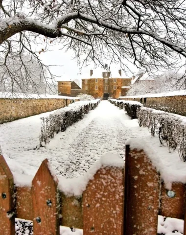 Le château de Ratilly sous la neige