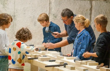En famille à l'atelier taille de pierre à la carrière d'Aubigny