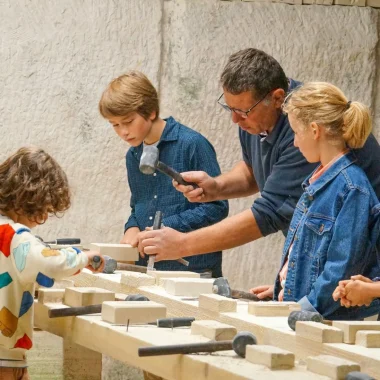 En famille à l'atelier taille de pierre à la carrière d'Aubigny