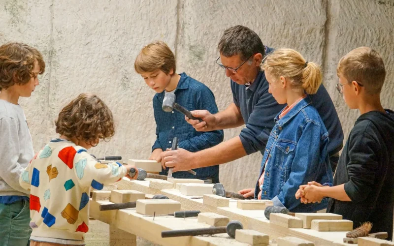 En famille à l'atelier taille de pierre à la carrière d'Aubigny