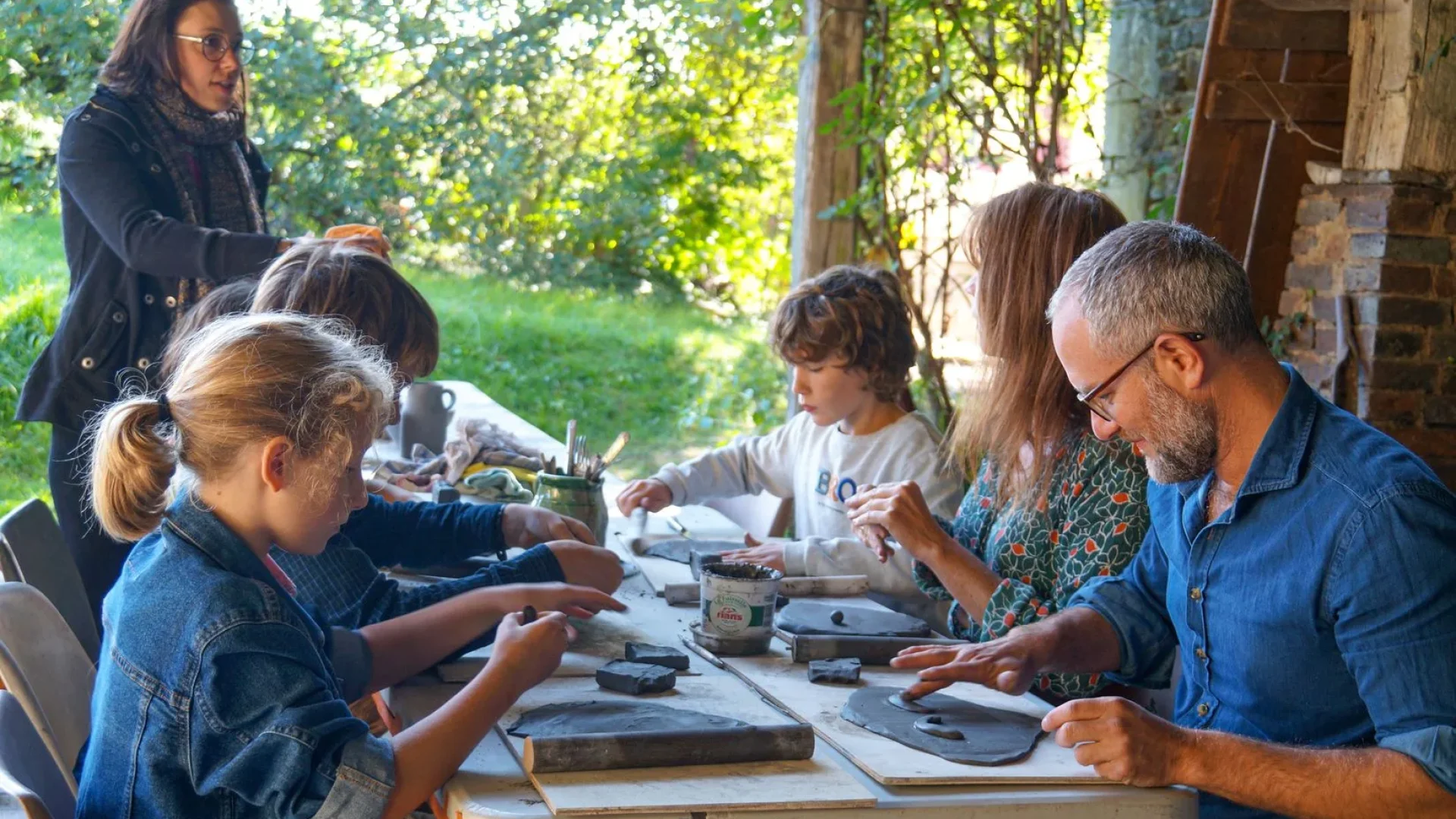 atelier modelage après la visite de la Maison de la Mémoire Potière en famille