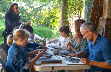 atelier modelage après la visite de la Maison de la Mémoire Potière en famille