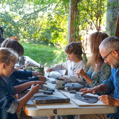 atelier modelage après la visite de la Maison de la Mémoire Potière en famille