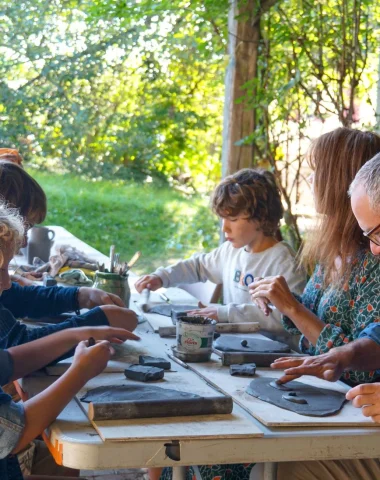 atelier modelage après la visite de la Maison de la Mémoire Potière en famille