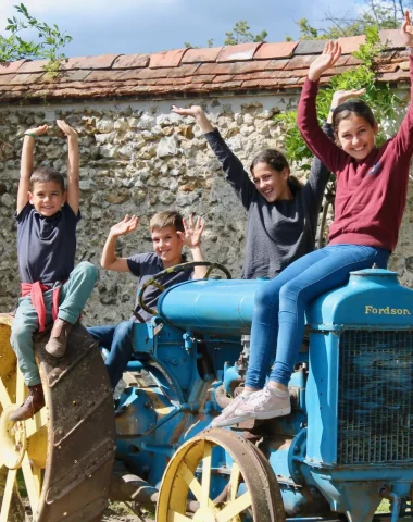 Enfants sur un tracteur à la ferme du château de Saint-Fargeau
