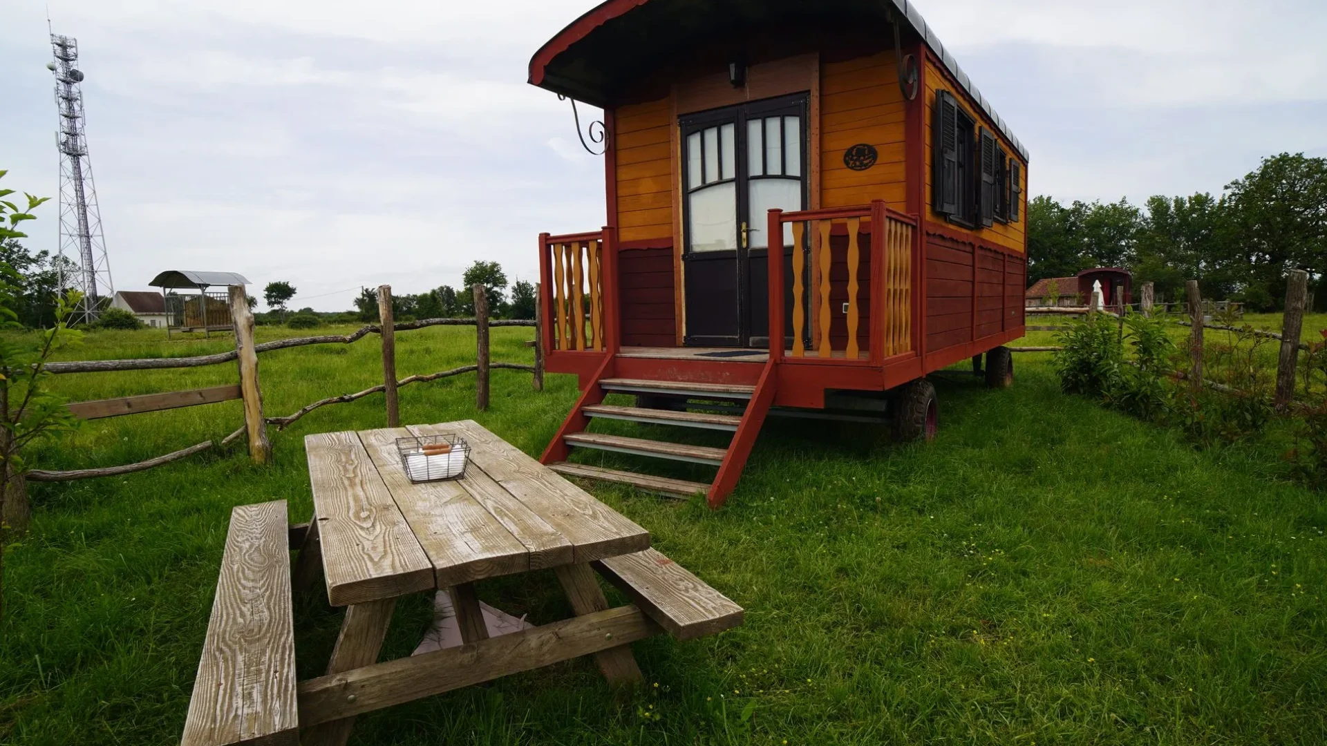 Caravan accommodation at the Château de Saint-Fargeau farm